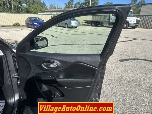 Used 2019 Jeep Cherokee Latitude Plus AWD/4WD image 40