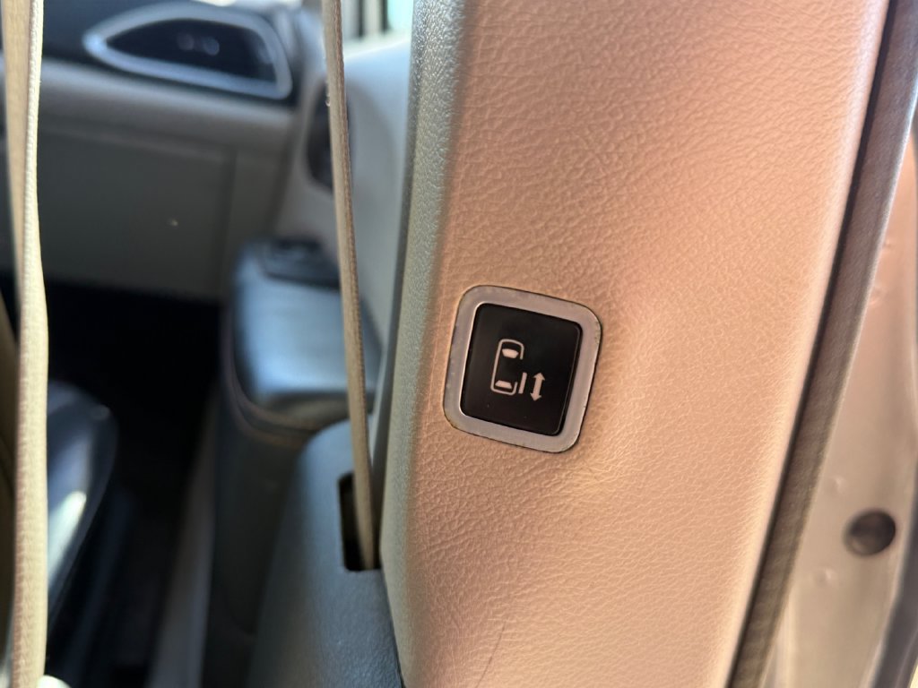 Used 2018 Chrysler Pacifica Touring-L FWD image 41