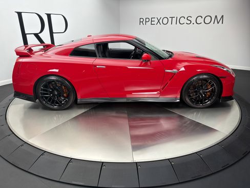 Used 2018 Nissan GT-R Premium AWD/4WD image 9