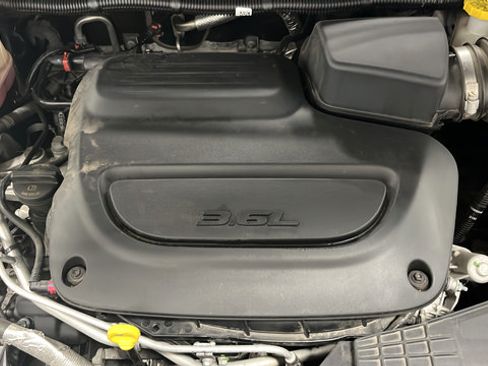 Used 2023 Chrysler Pacifica Touring-L FWD image 27