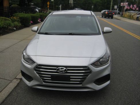 Used 2021 Hyundai Accent SE FWD image 2