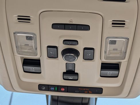 Used 2022 GMC Yukon Denali w/ Denali Premium Package image 31