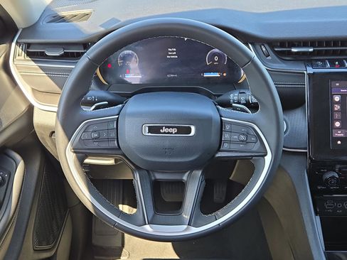 Used 2023 Jeep Grand Cherokee Laredo image 20