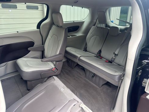 Used 2017 Chrysler Pacifica Touring-L FWD image 14