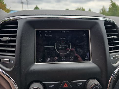 Used 2018 Jeep Grand Cherokee Laredo AWD/4WD image 26