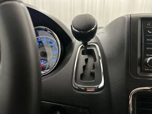 Used 2014 Chrysler Town & Country Touring FWD image 23