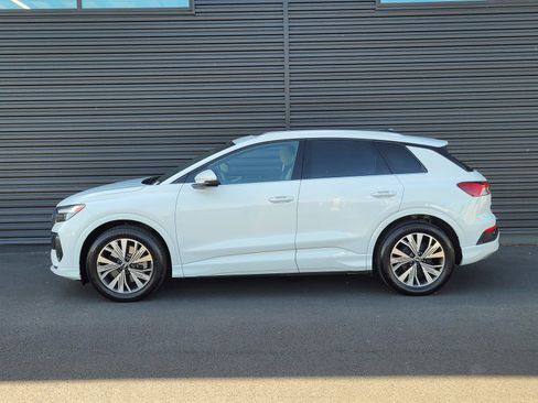 Used 2023 Audi Q4 e-tron Premium w/ Convenience Package RWD image 3