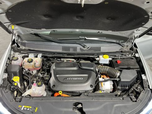 Used 2024 Chrysler Pacifica Premium FWD image 12