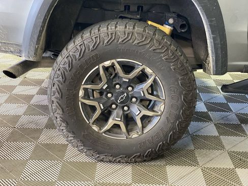 Used 2025 Chevrolet Colorado ZR2 w/ Technology Package AWD/4WD image 18