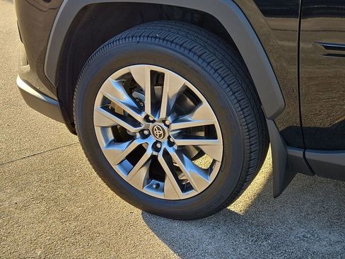 Used 2022 Toyota RAV4 XLE Premium image 11