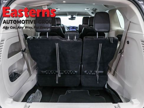 Used 2023 Chrysler Pacifica Touring-L FWD image 9