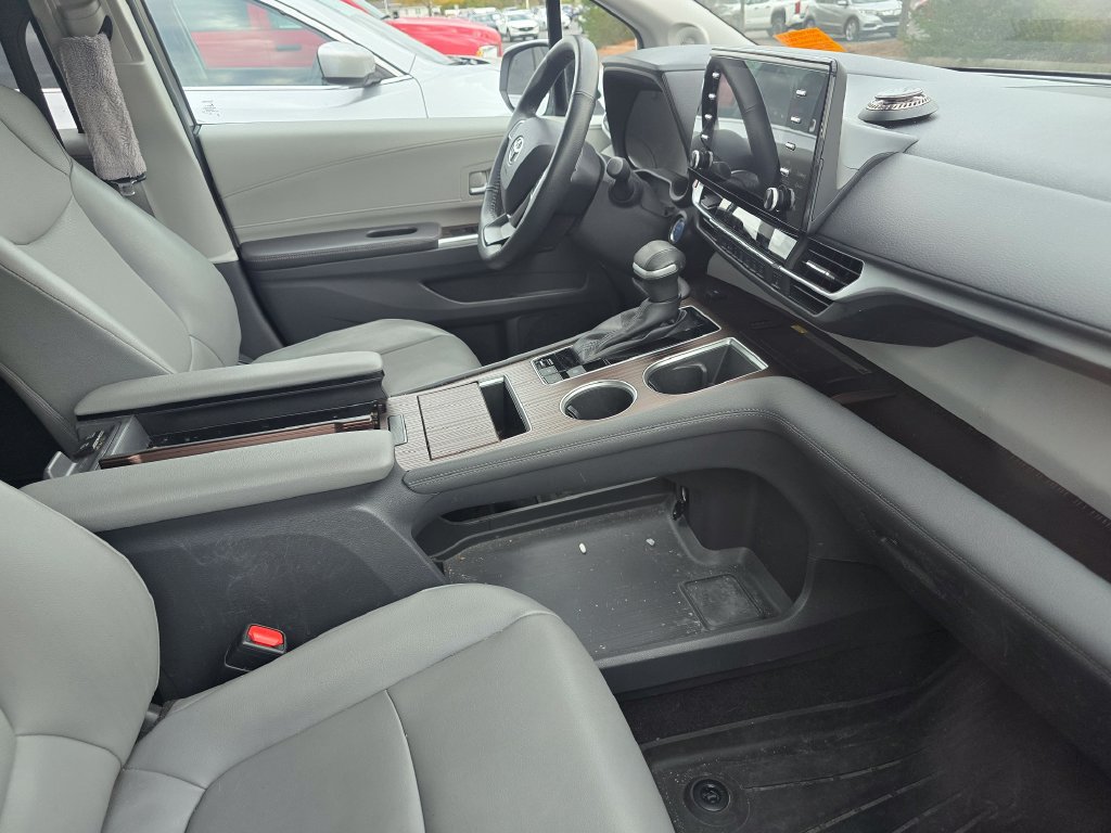 Used 2022 Toyota Sienna XLE w/ XLE Plus Package FWD image 15