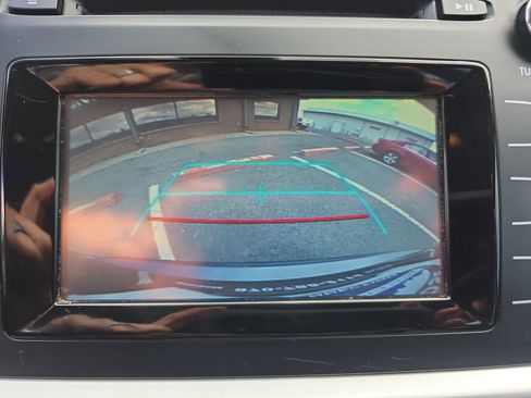 Used 2019 Toyota Highlander LE AWD/4WD image 20