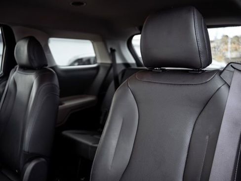 Used 2025 Kia Carnival image 24