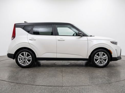 Used 2025 Kia Soul LX w/ LX Technology Package FWD image 11
