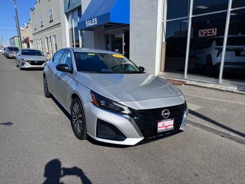 Used 2024 Nissan Altima 2.5 SV FWD image 3