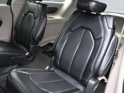 Used 2023 Chrysler Pacifica Touring-L FWD image 30