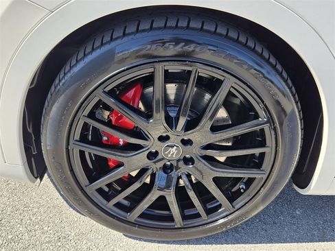 Used 2022 Maserati Levante Modena image 11