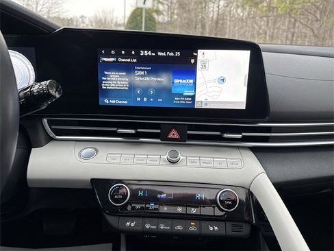 Used 2023 Hyundai Elantra Limited image 12