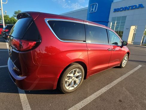 Used 2018 Chrysler Pacifica Touring Plus w/ Tire & Wheel Group FWD image 4