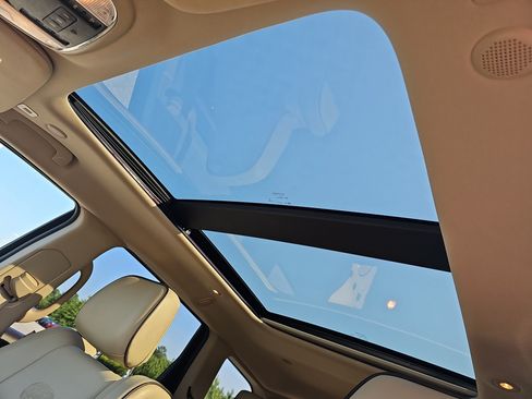 Used 2019 Jeep Grand Cherokee Overland AWD/4WD image 30