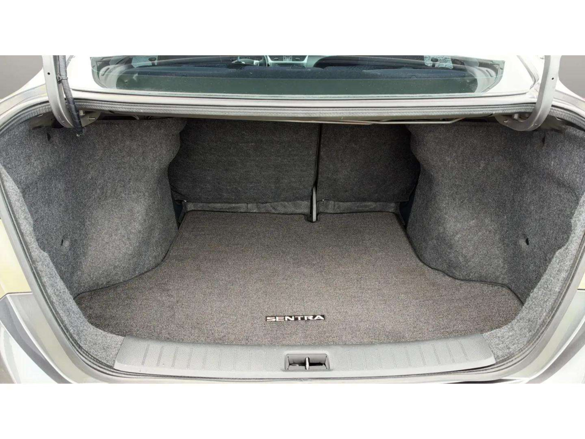 Used 2015 Nissan Sentra SR w/ Navigation Package FWD image 9