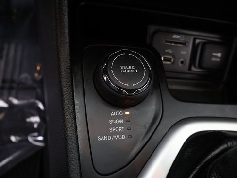 Used 2017 Jeep Cherokee Overland AWD/4WD image 55
