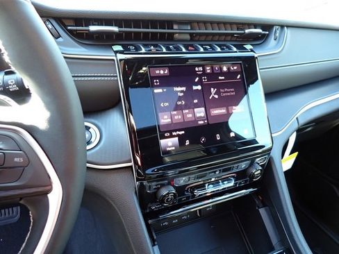 New 2025 Jeep Grand Cherokee L Altitude image 18