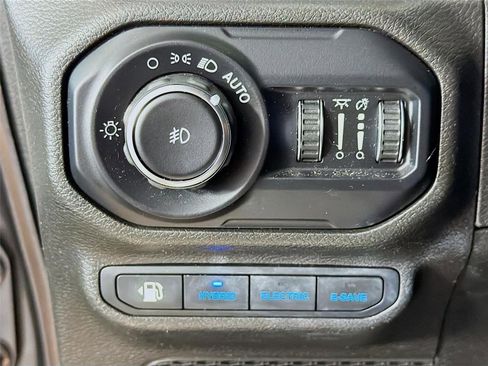Used 2022 Jeep Wrangler Unlimited Sahara w/ Cold Weather Group AWD/4WD image 11
