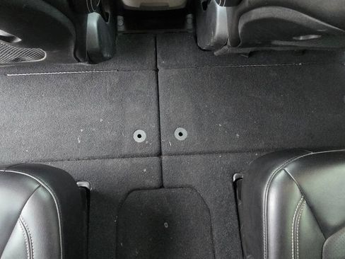 Used 2024 Chrysler Pacifica Touring-L image 21