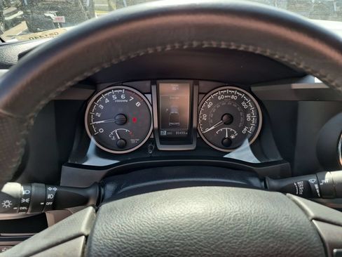 Used 2017 Toyota Tacoma TRD Sport w/ Tow Package (A/T) AWD/4WD image 25