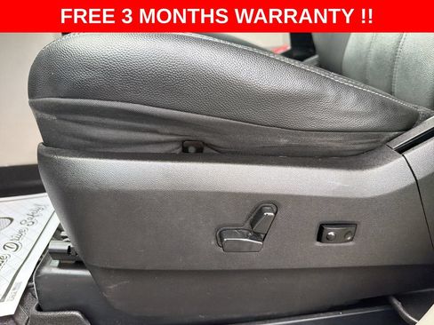 Used 2016 Chrysler Town & Country Touring FWD image 13
