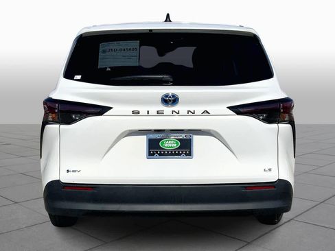 Used 2025 Toyota Sienna LE image 5