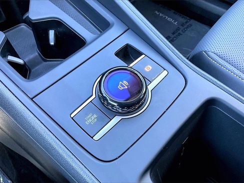 Certified 2025 Volkswagen Tiguan SE image 16