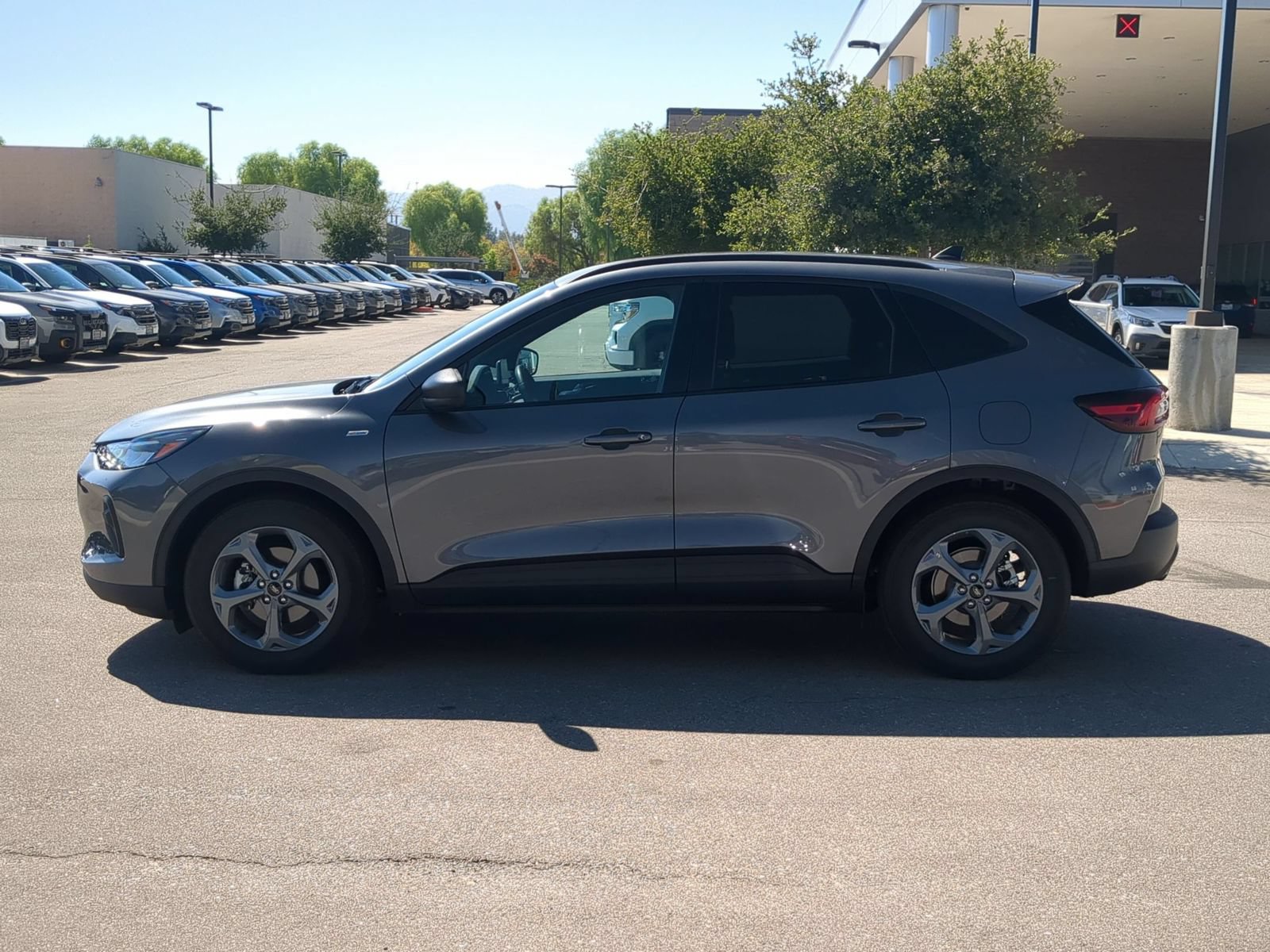 Used 2025 Ford Escape ST-Line FWD image 2