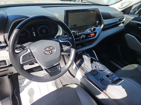 Used 2023 Toyota Highlander Limited FWD image 12