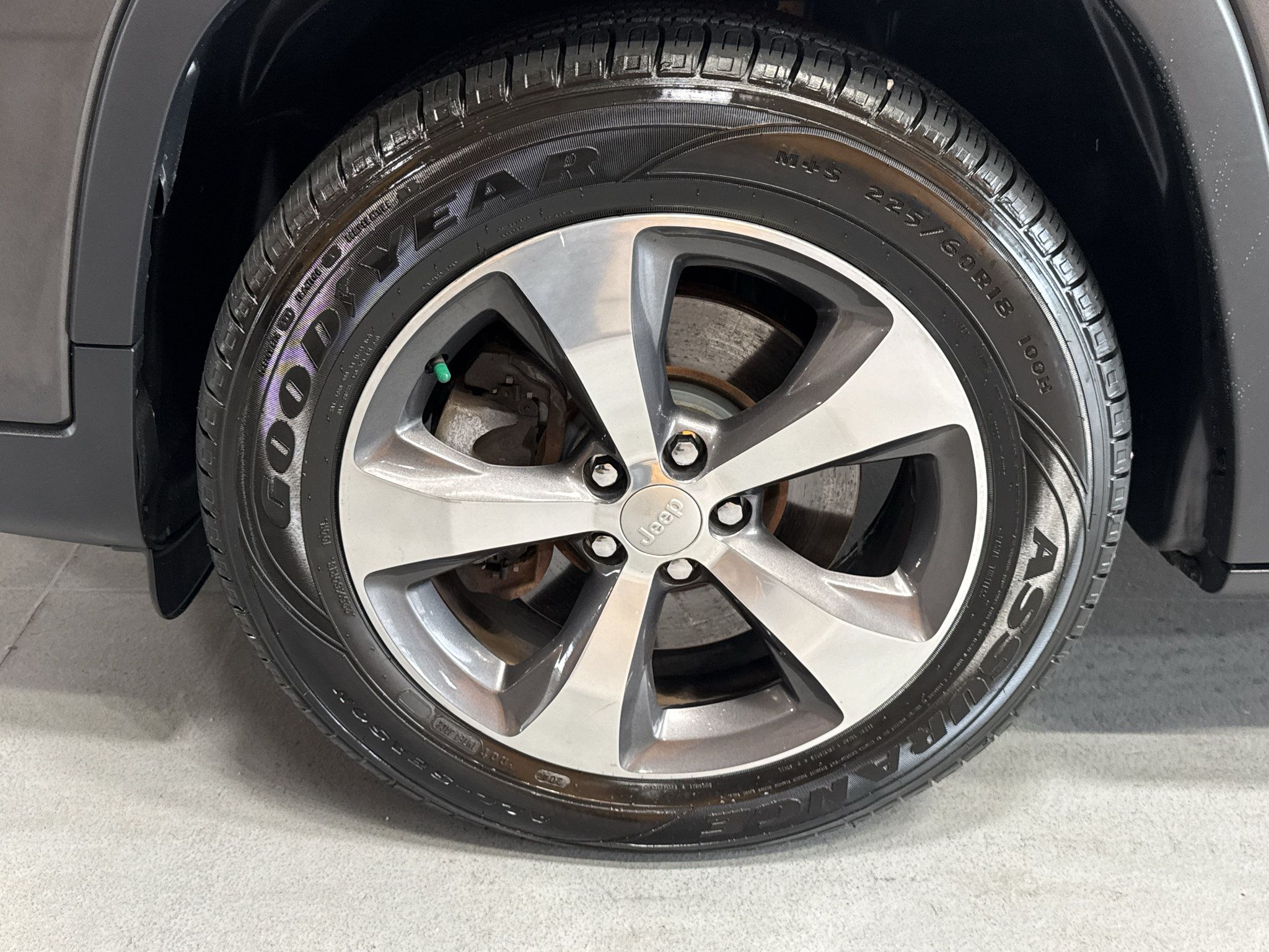 Used 2019 Jeep Cherokee Limited w/ Technology Group AWD/4WD image 9
