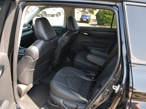 Used 2025 Toyota Highlander XLE image 27