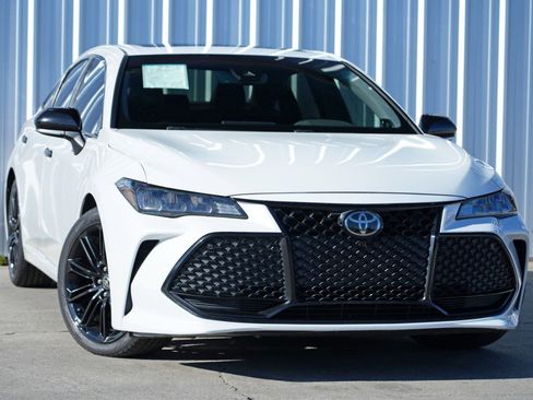 Used 2021 Toyota Avalon XSE image 2