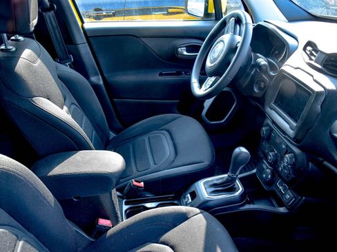 Used 2018 Jeep Renegade Latitude AWD/4WD image 7
