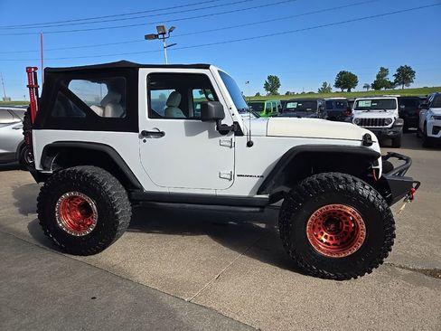 Used 2017 Jeep Wrangler Rubicon w/ Power Convenience Group AWD/4WD image 11