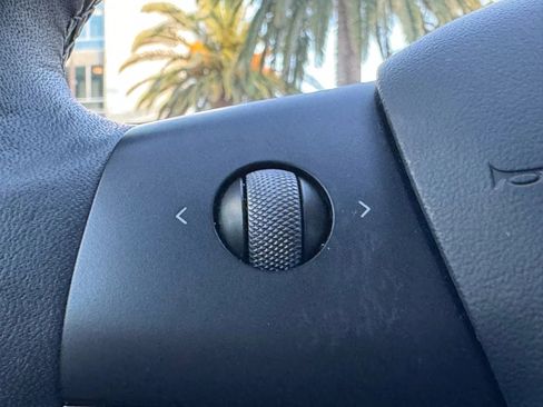 Used 2023 Tesla Model Y 2WD image 31