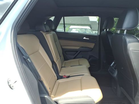 Certified 2022 Volkswagen Atlas Cross Sport SE w/ Panoramic Sunroof Package AWD/4WD image 12