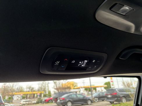 Used 2025 Chrysler Pacifica Select image 24