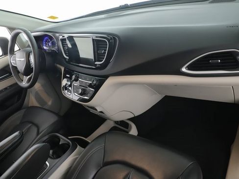 Used 2023 Chrysler Pacifica Touring-L image 31