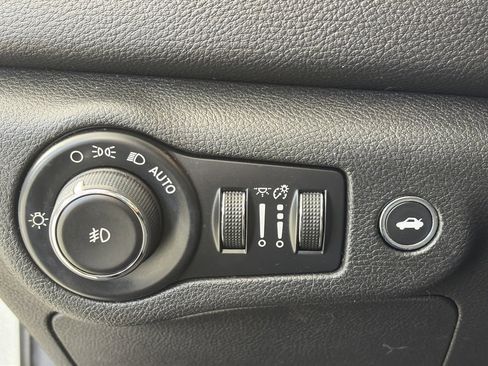 Used 2016 Chrysler 200 C w/ Navigation & Sound Group I image 23