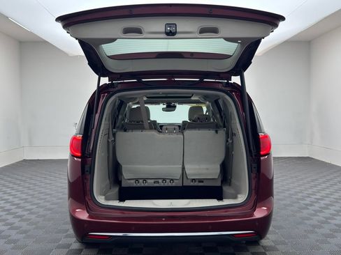 Used 2017 Chrysler Pacifica Limited FWD image 13