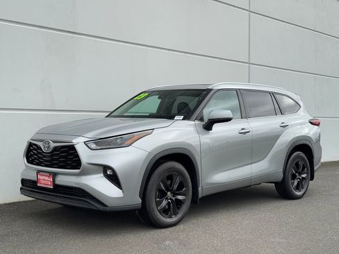 Used 2023 Toyota Highlander XLE AWD/4WD image 3
