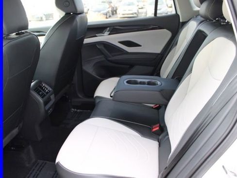 Used 2025 Volkswagen Tiguan SE image 25