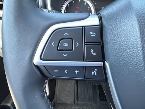 Used 2025 Toyota Highlander XLE image 18